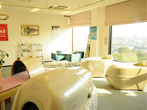 温熱ドームが体験できる会員運営のサロン「温活カフェ」を開始＝写真は小田原本社のサロン